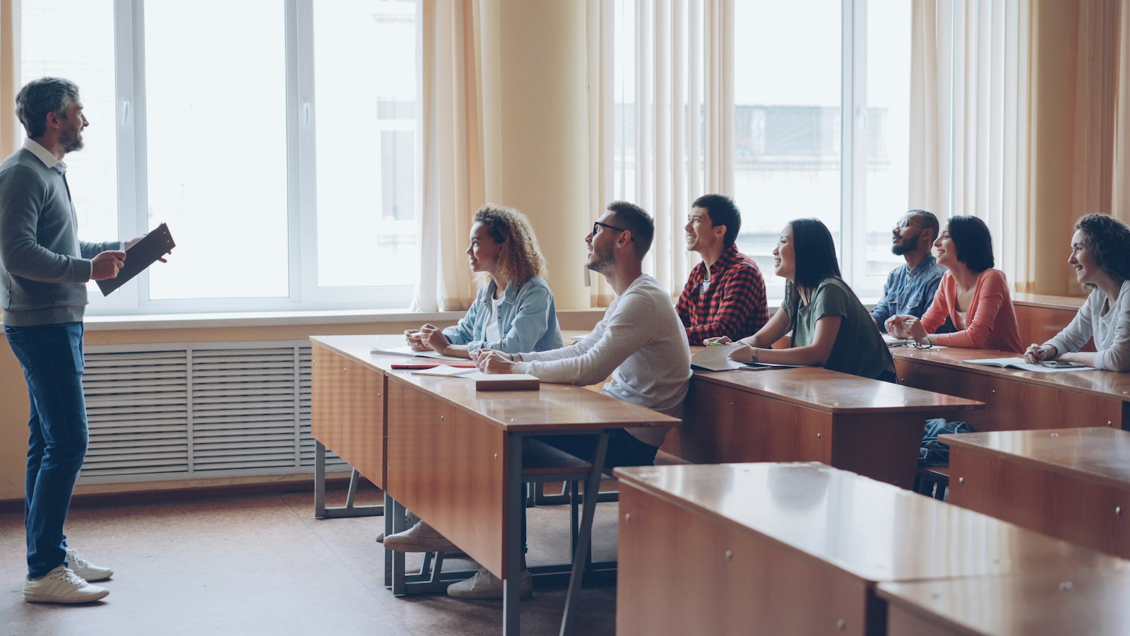 Gruppo di corsisti al lavoro con i portatili durante una sessione di formazione in aula