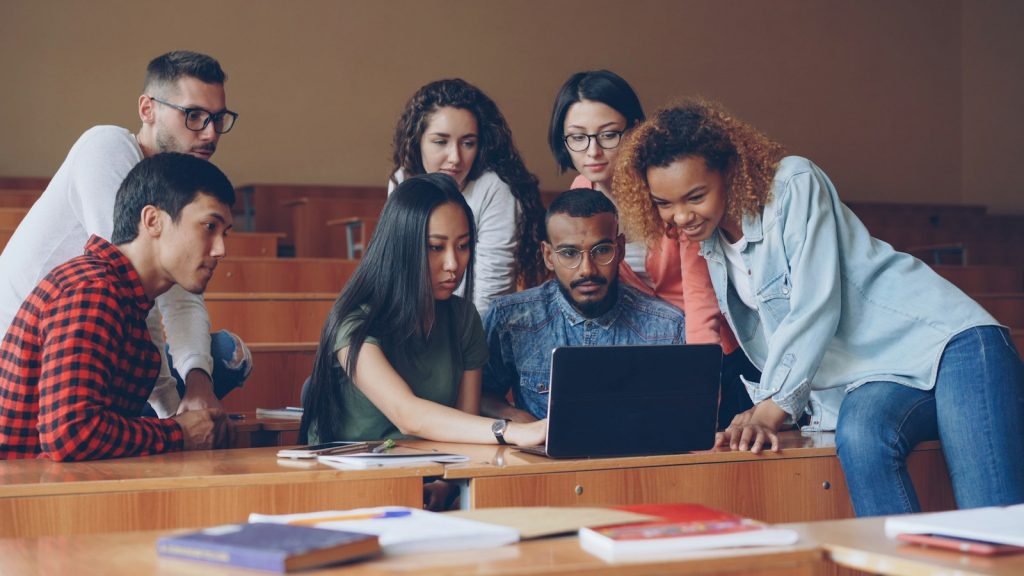 Grupo de alumnos trabajando con un portátil durante una sesión de formación