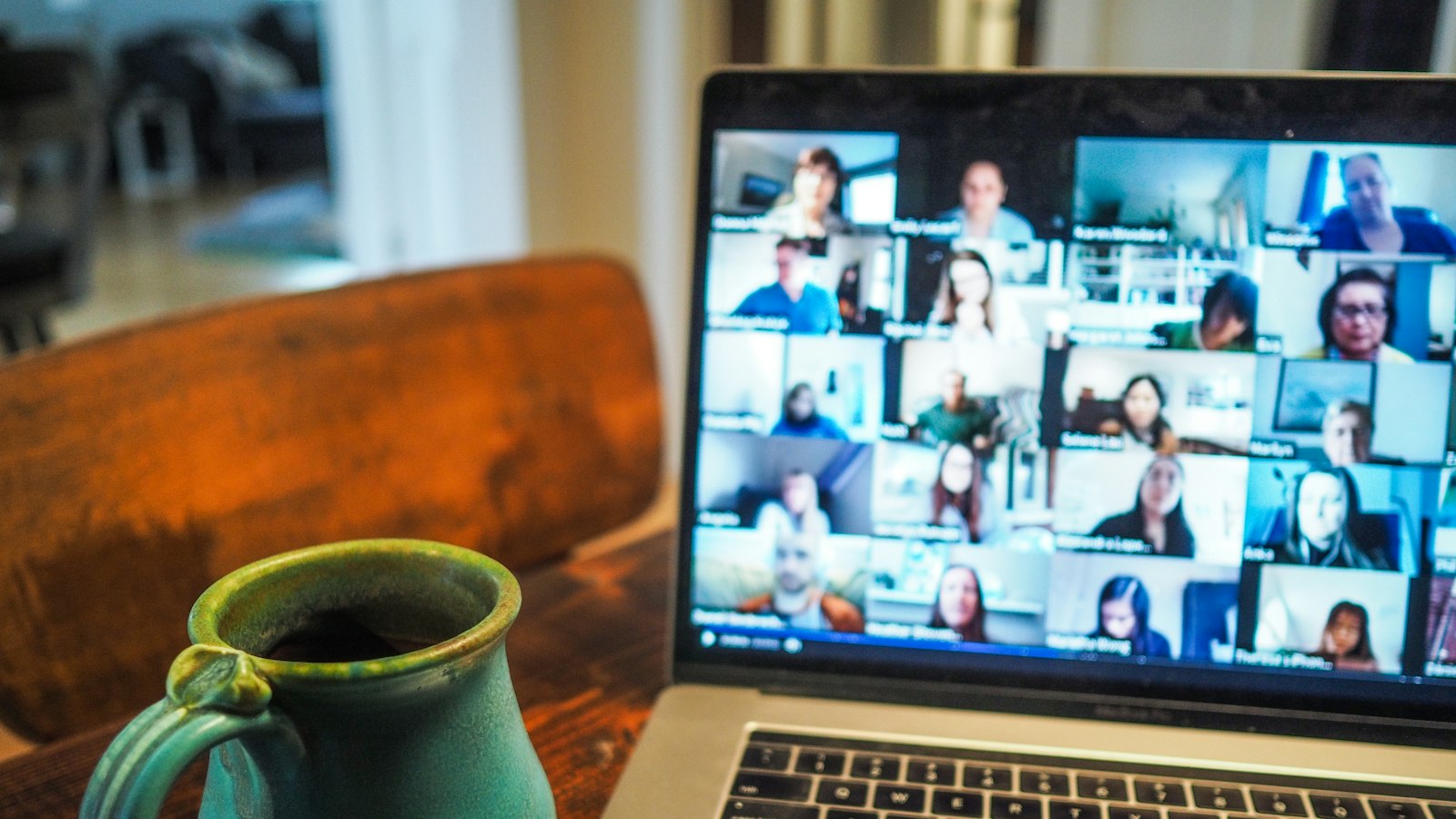 Formatrice che tiene una sessione online in videoconferenza dal suo portatile