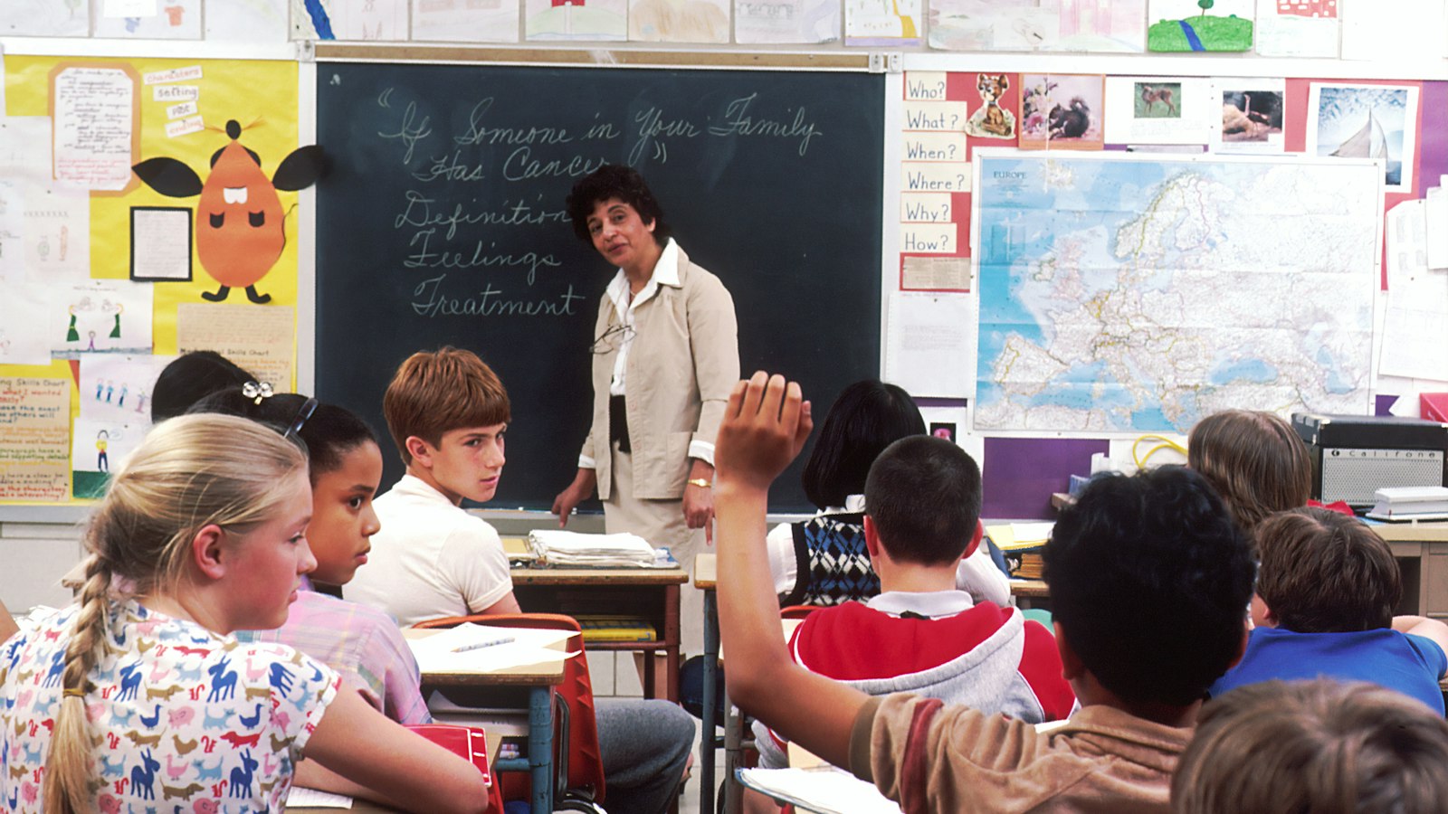 Insegnante che segue uno studente in classe